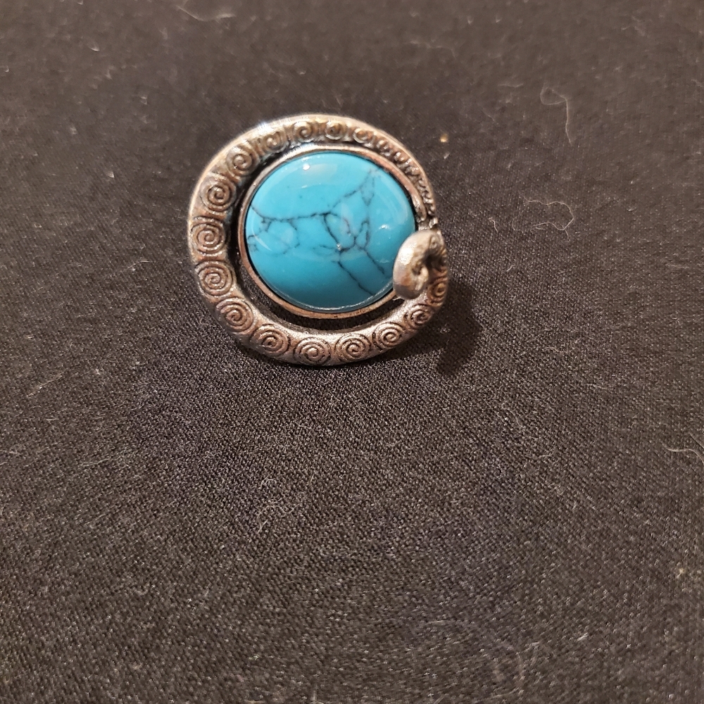 Turquoise and Silver Ring with Elegant Design